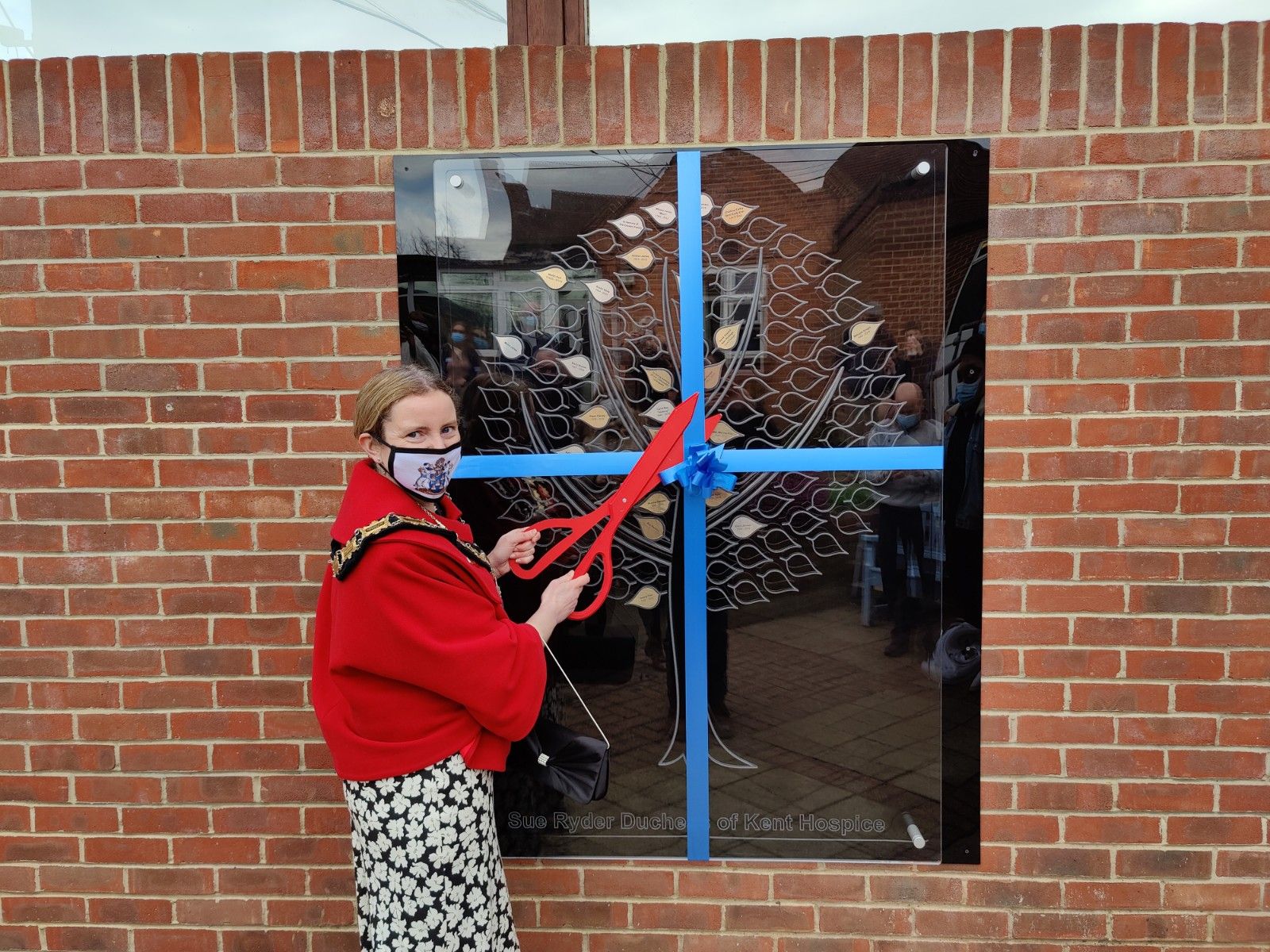 Reading mayor opens memory garden at Sue Ryder hospice