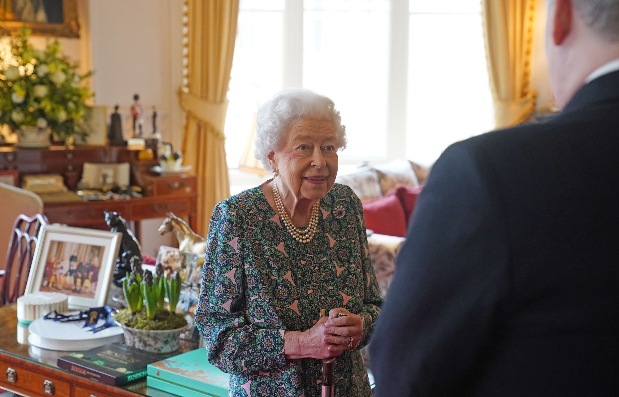 Queen points to mobility problem during in-person audience at Windsor