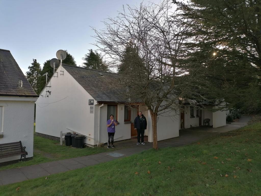 Pentref gofal dros dro ym Mhenrhos yn helpu pobl i ddychwelyd adref ar ol cyfnod mewn ysbyty