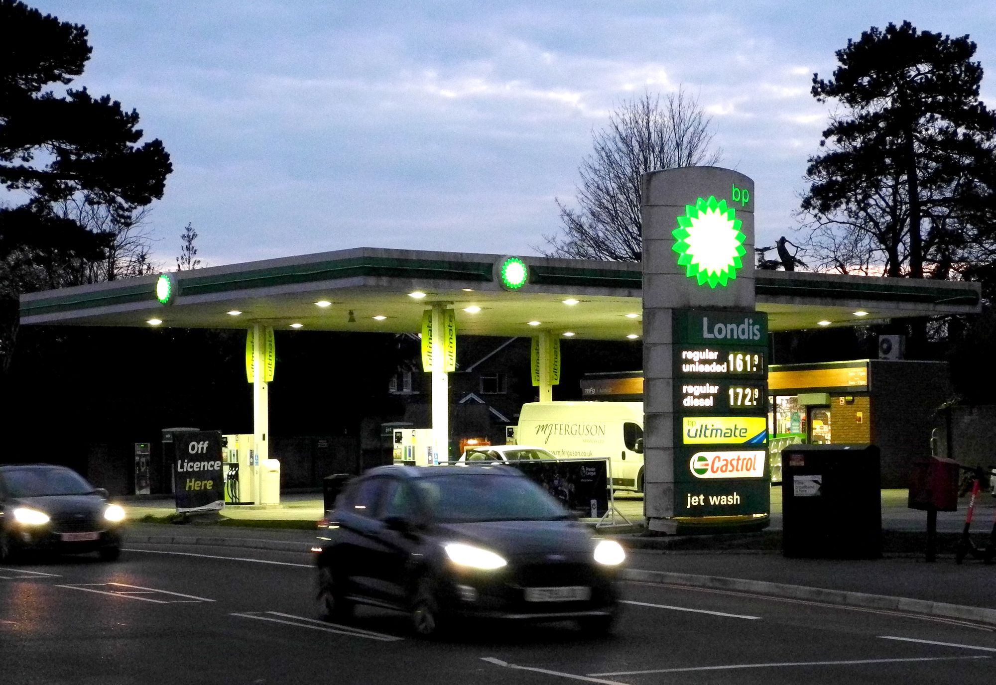 Fuel prices break new records despite drop in wholesale costs