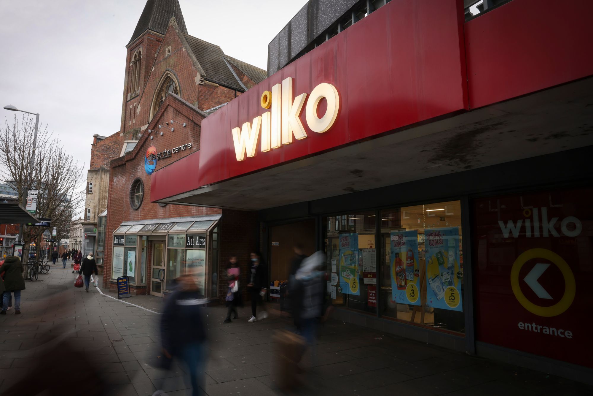 Wilko apologises after telling staff they could attend work with Covid