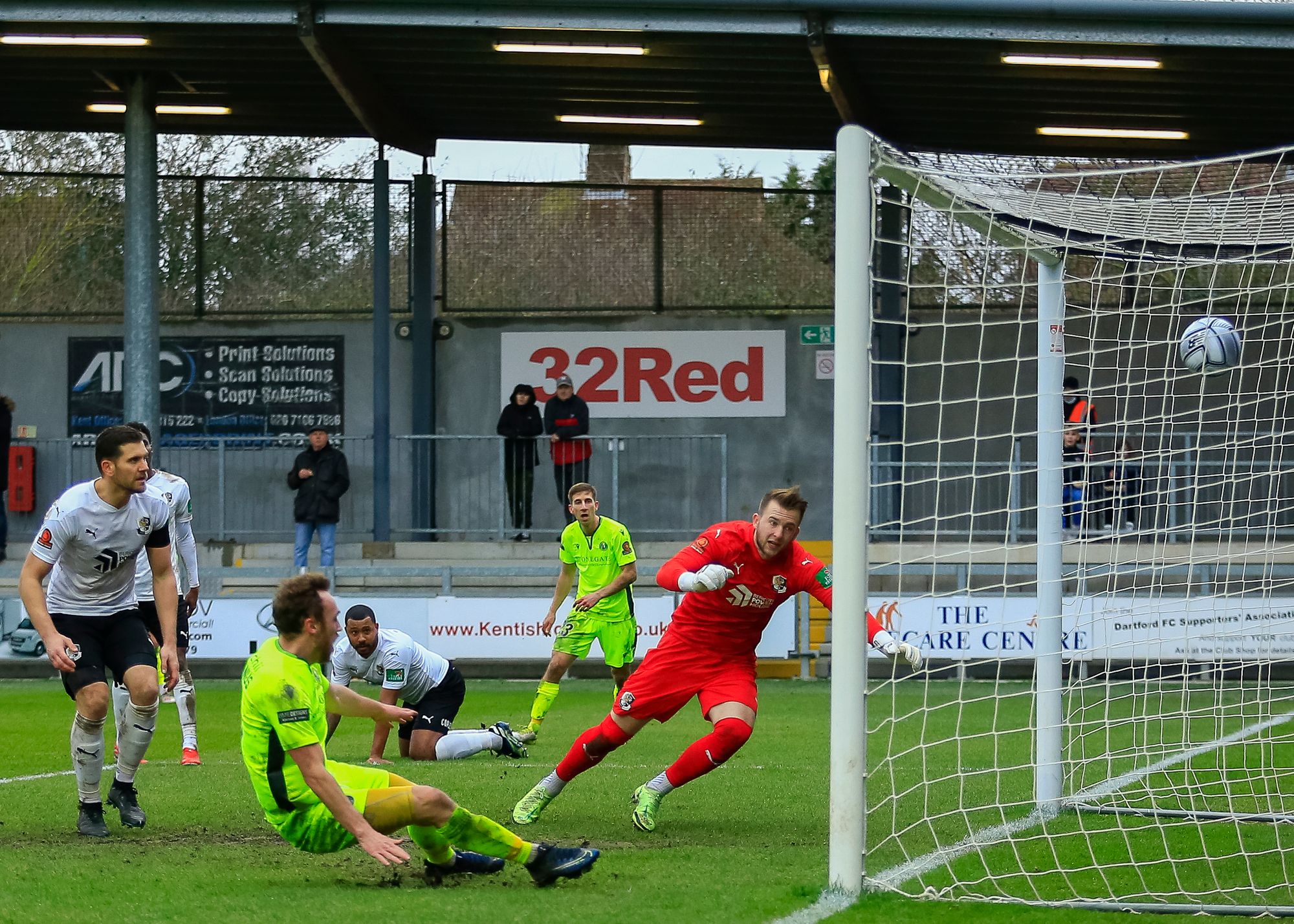 Dorking Wanderers suffer narrow defeat to Dartford but stay top of the table