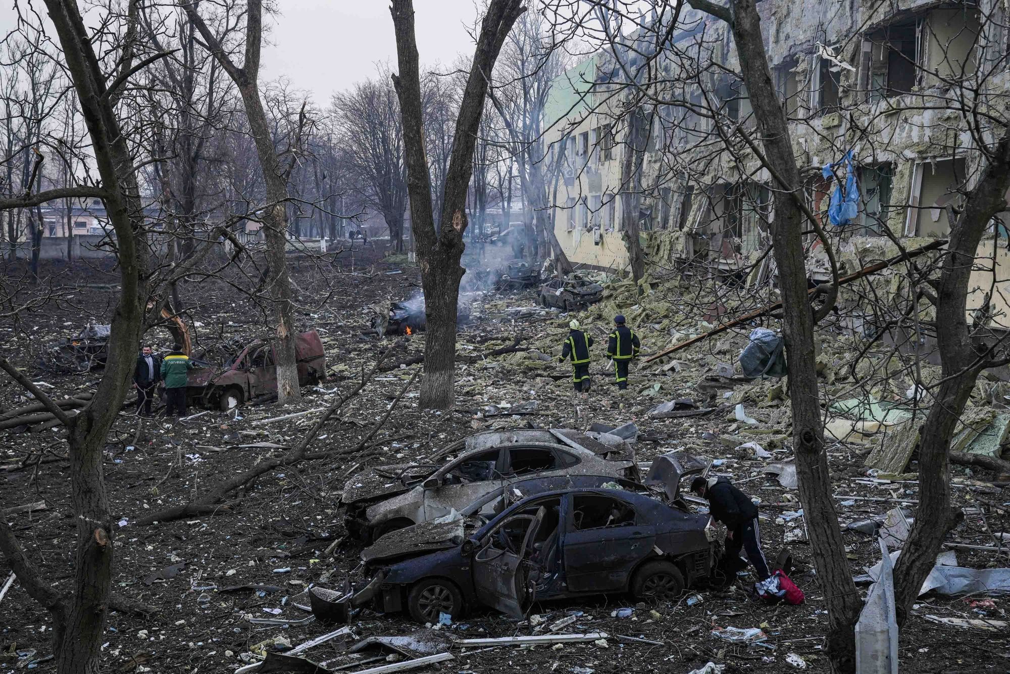 Pregnant women injured after maternity hospital bombed in Ukraine city