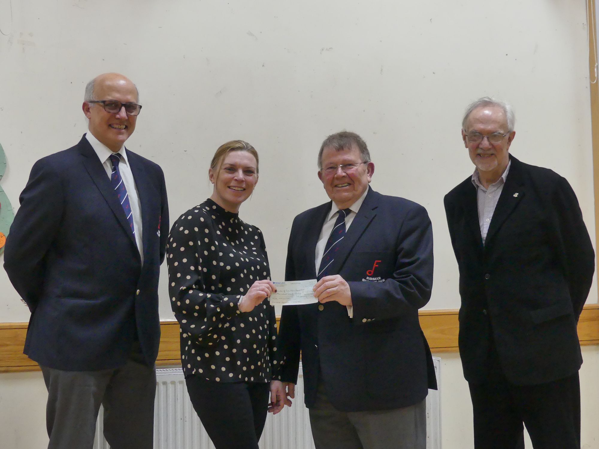 Choir donates £1,000 to Farnham Hospital