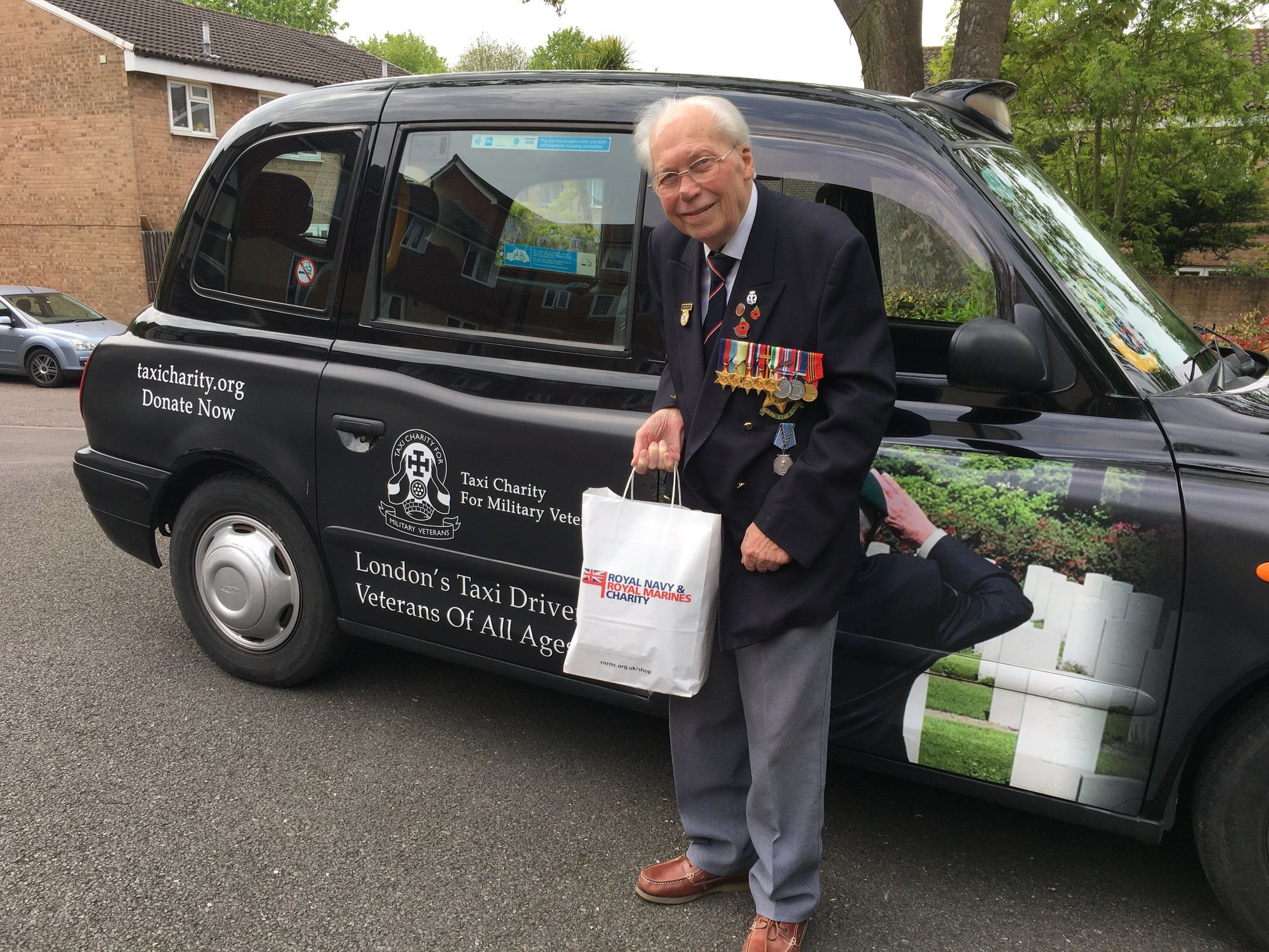 Taxi Charity pays tribute to Second World War veteran from Wallington