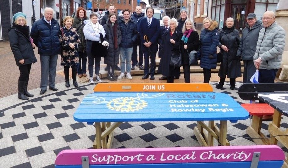 Bench dedicated to popular Halesowen businessman unveiled