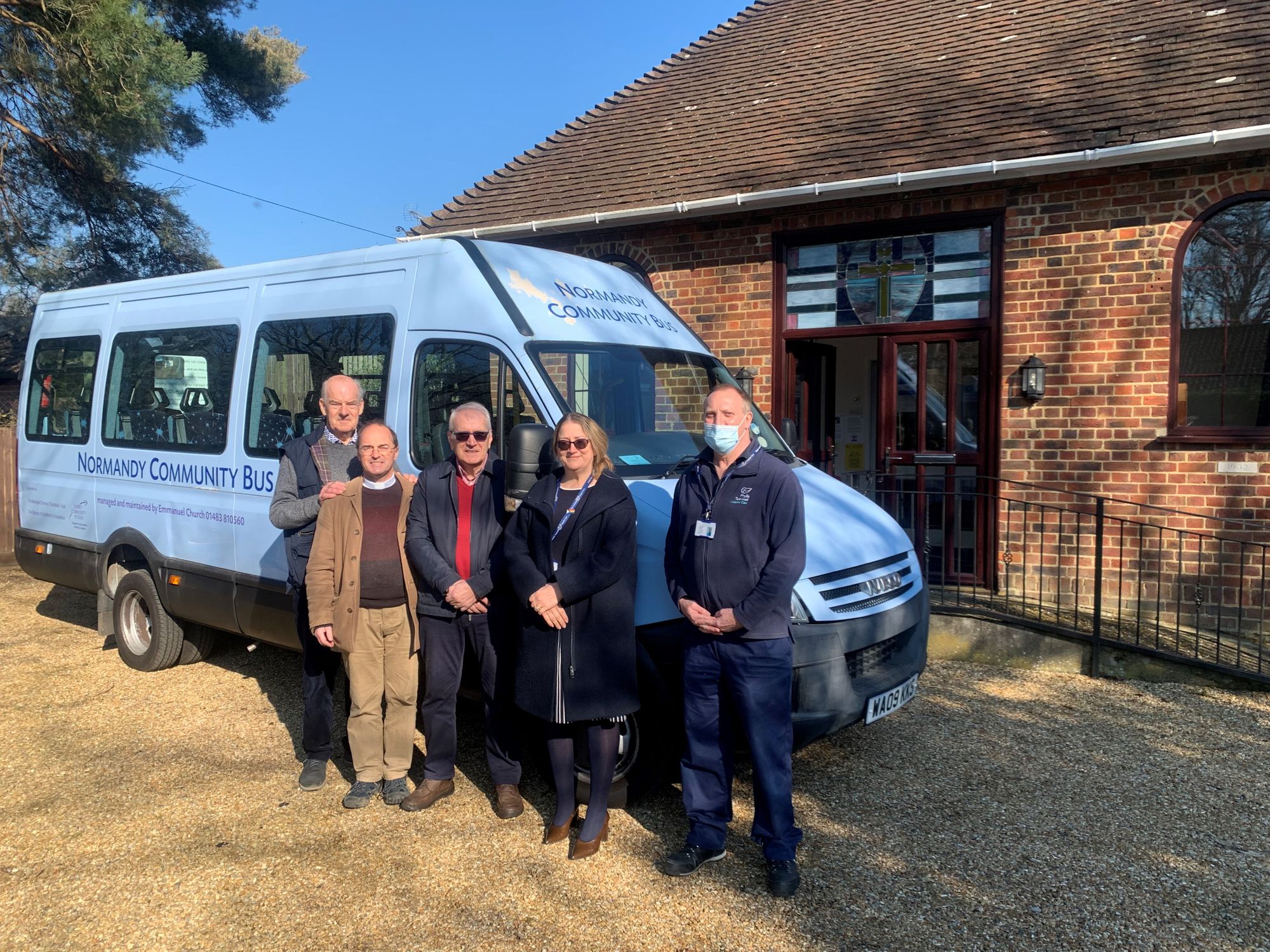 Church donates minibus to Farnham hospice