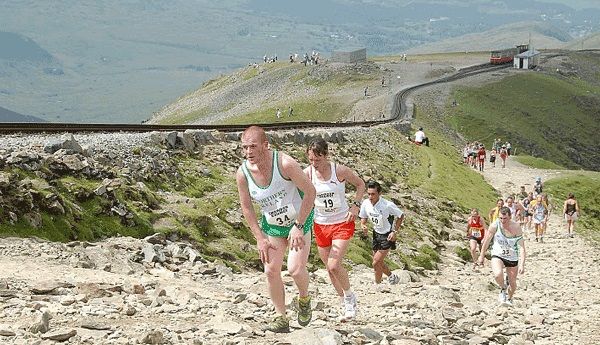 Lansio trefn newydd ar gyfer cofrestru am ddigwyddiadau Llanberis a'r Wyddfa