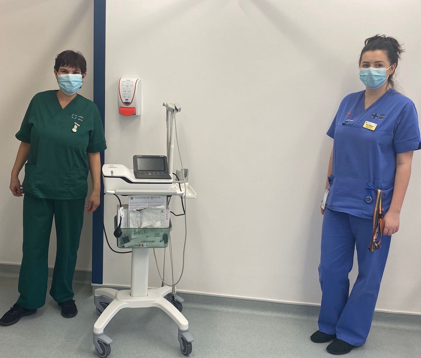 Elusennau Iechyd yn prynu peiriant ECG ar gyfer ysbyty yn Aberystwyth