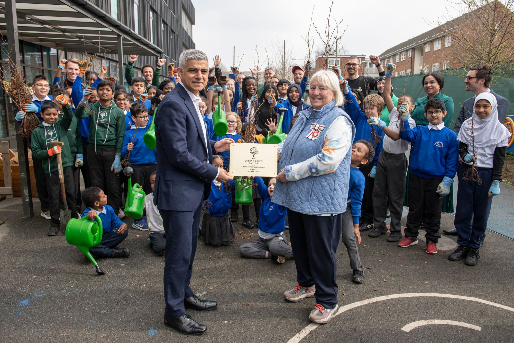 Mayor plants a Jubilee tree to celebrate London as a QGC Champion City