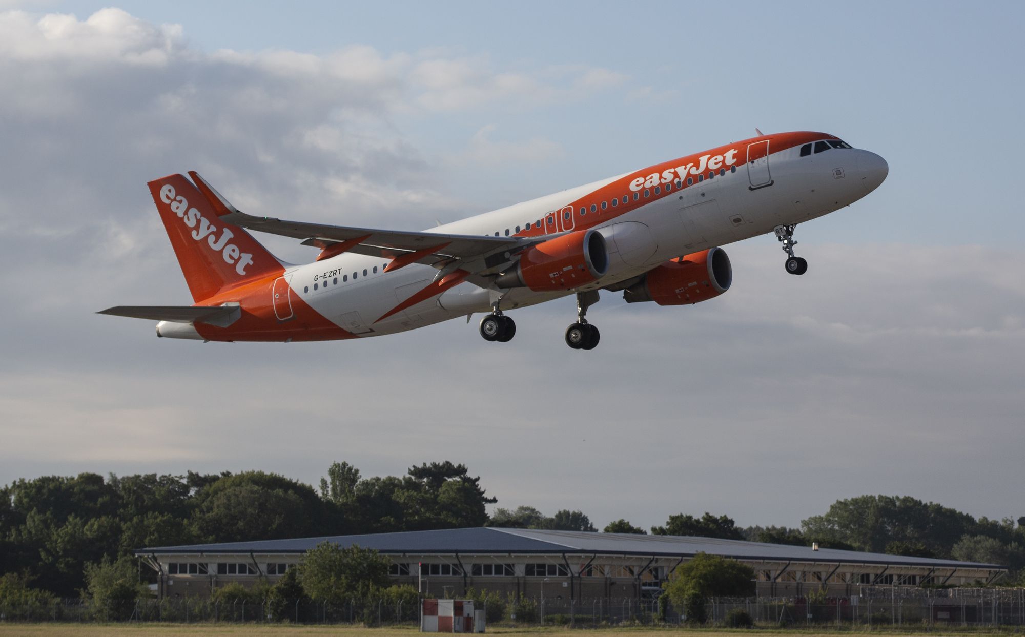 EasyJet cancels more than 200 flights over weekend amid airport travel chaos