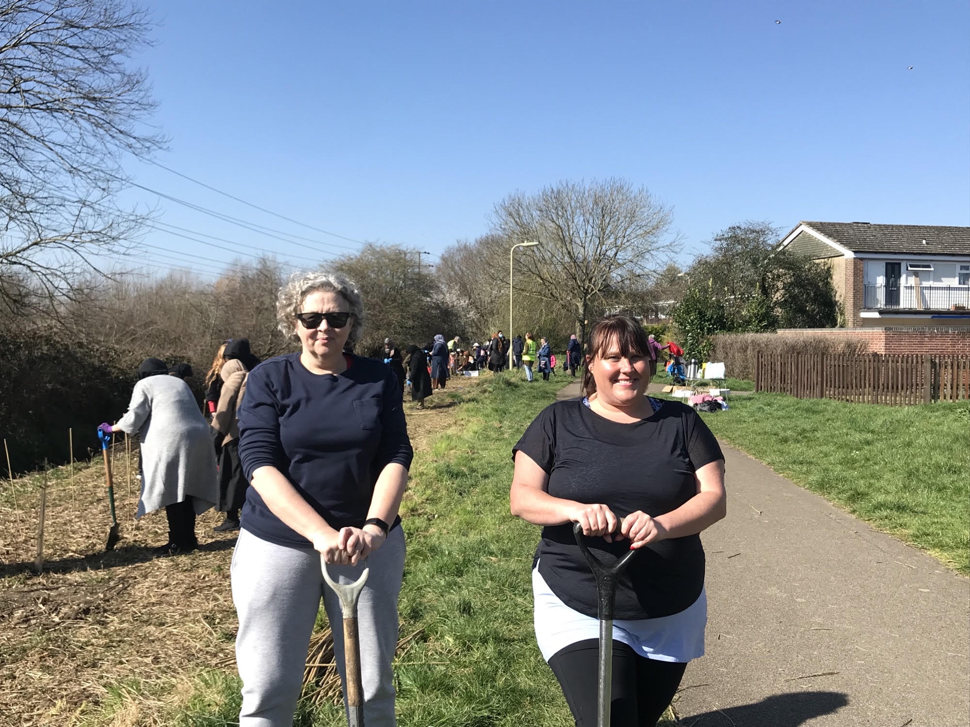 Volunteers create edible hedgerow in Aldershot