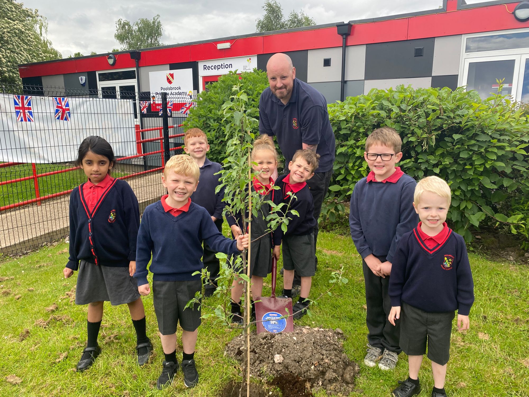 Chesterfield school children plant tree in honour of Queen's Jubilee