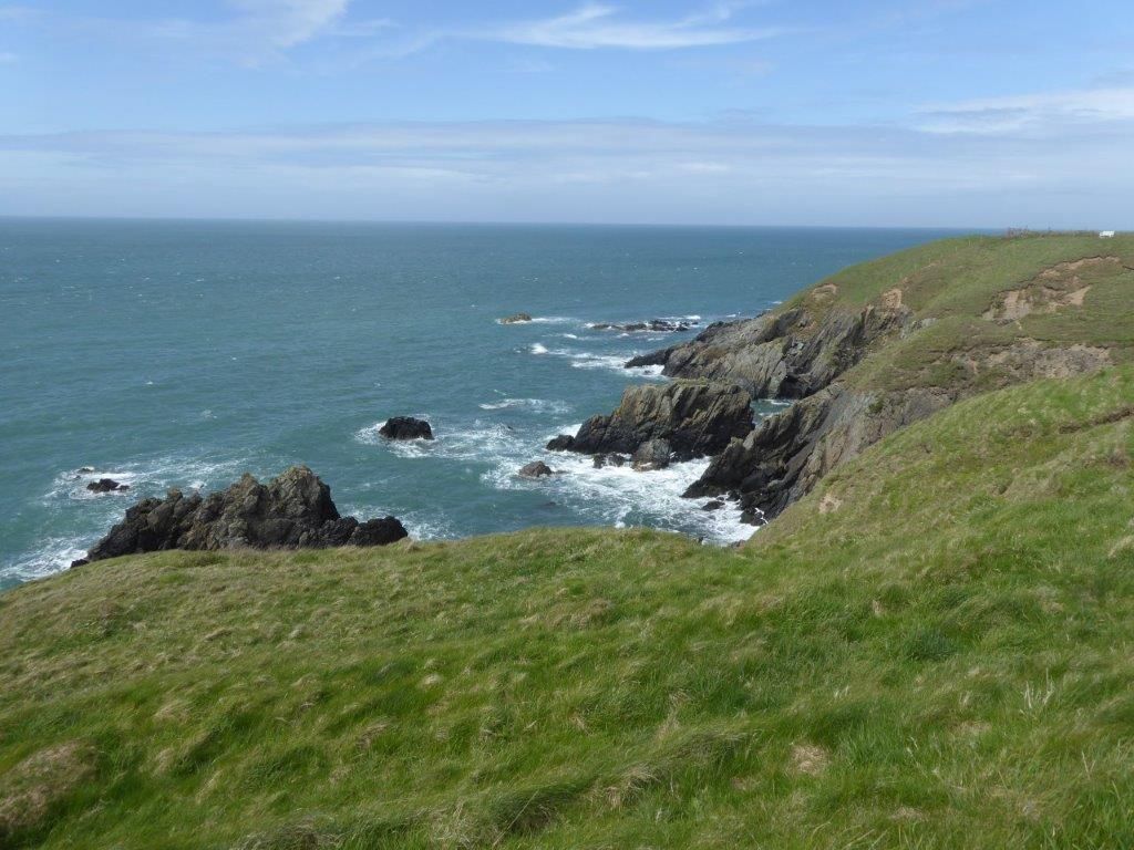 Crwydro plwyf sy'n llawn o hanesion difyr