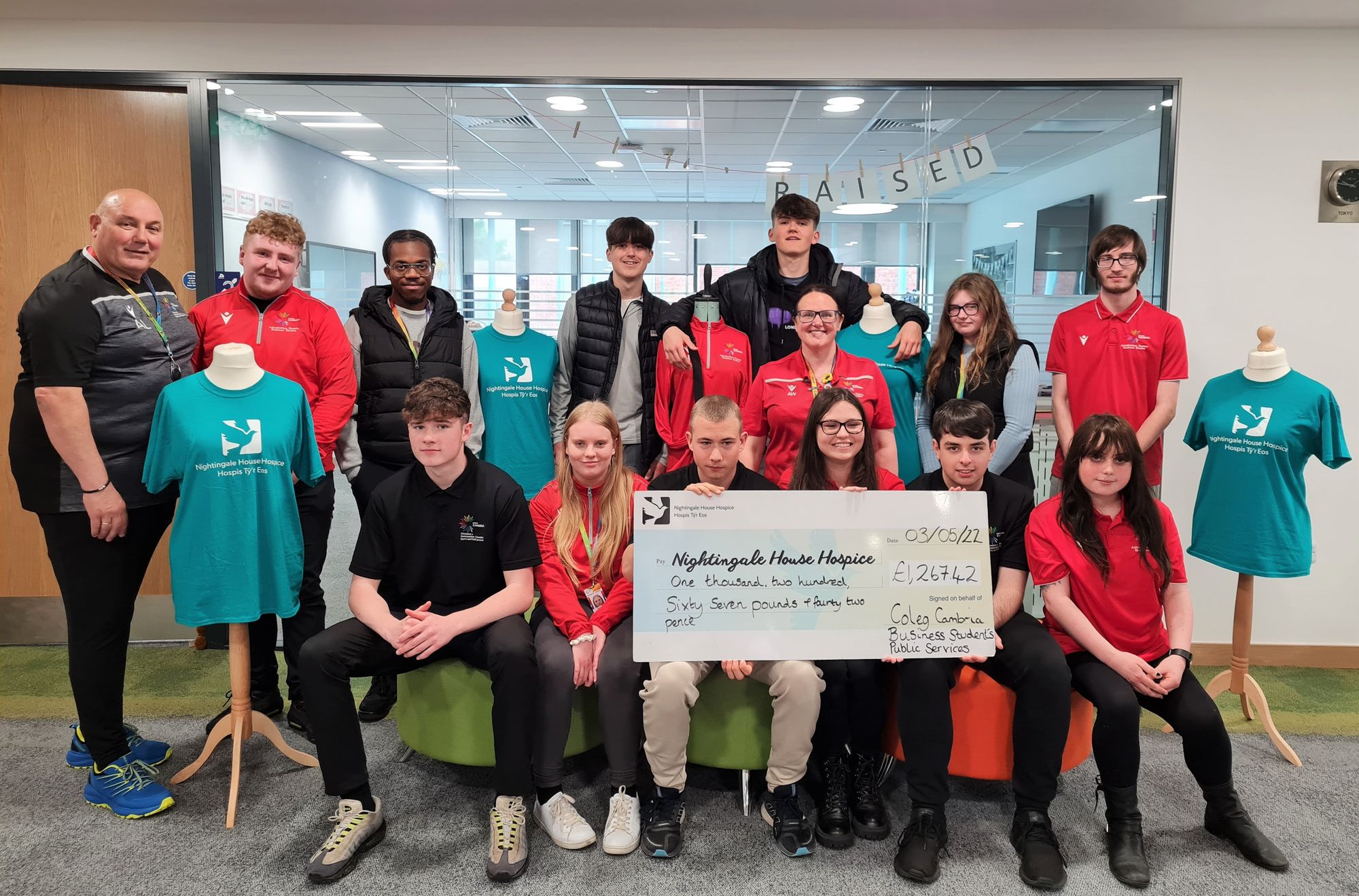 Myfyrwyr masnachol yn codi dros £1,000 er budd hosbis yn Wrecsam