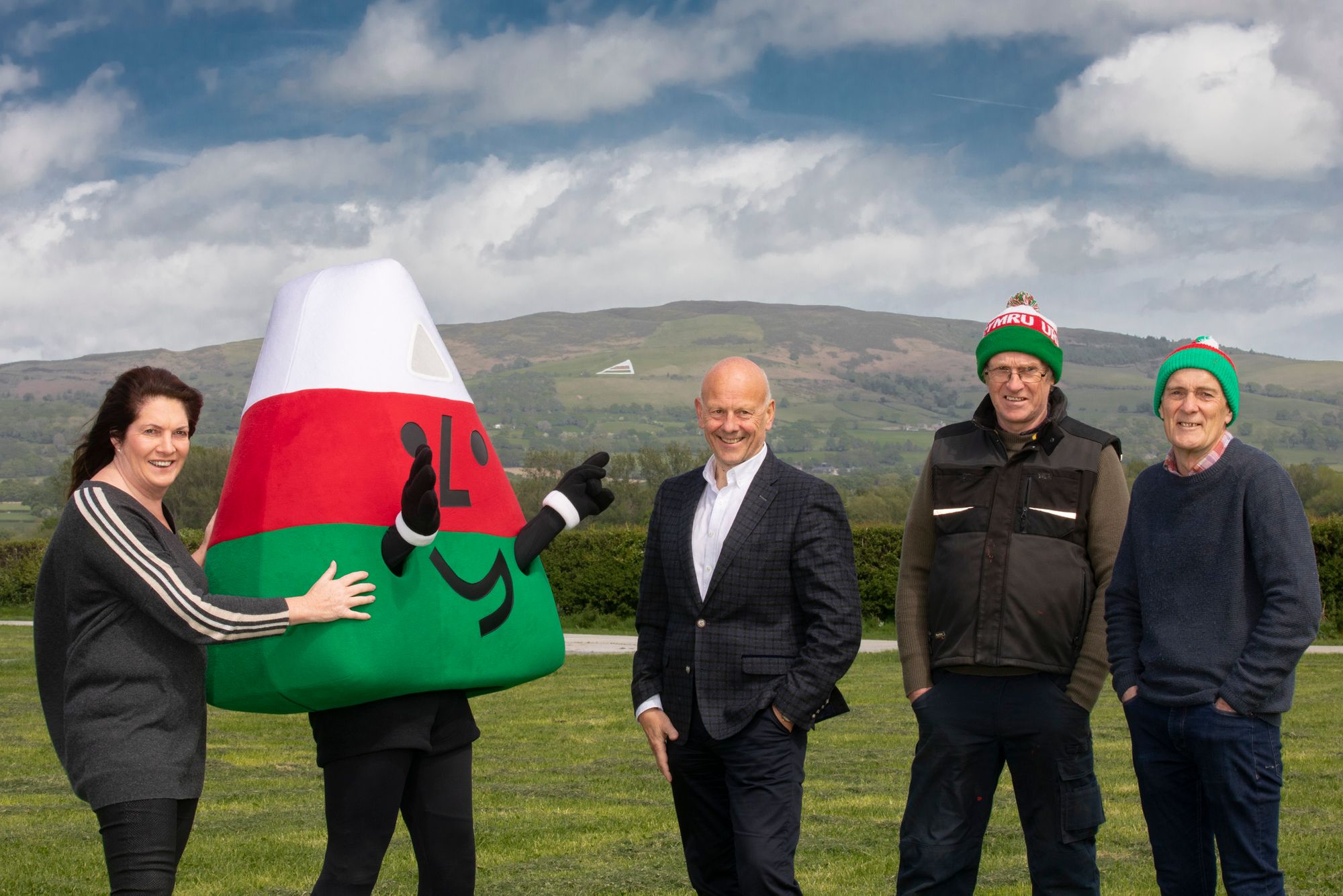 Dirgelwch ymddangosiad triongl enfawr ar ochr bryn yn Ninbych