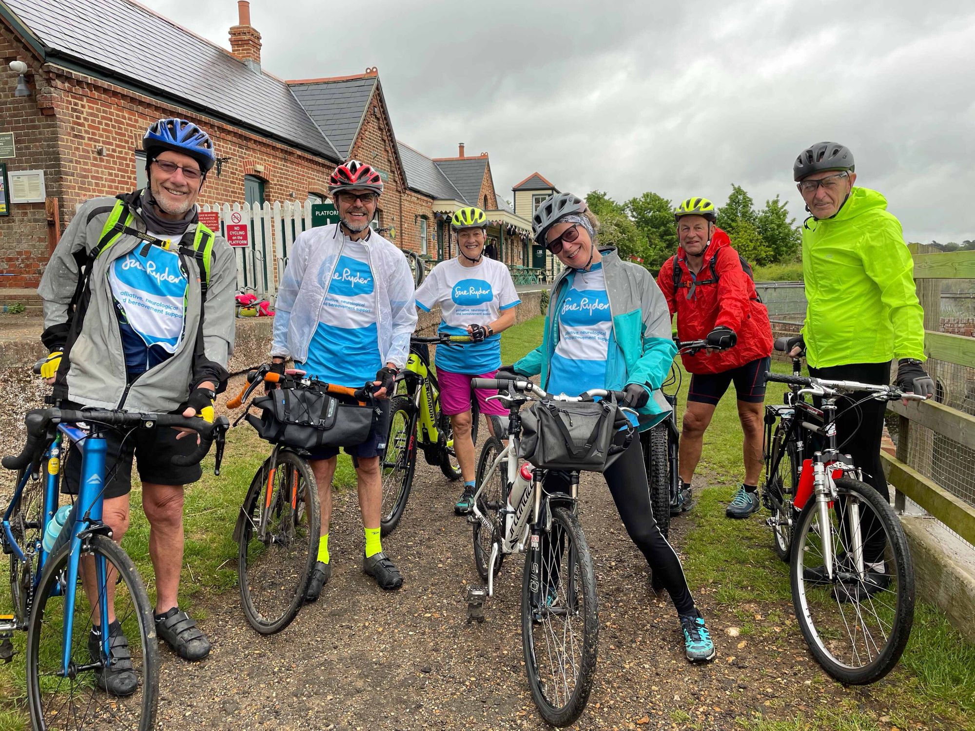 Friends complete Isle of Wight cycling challenge for Reading hospice