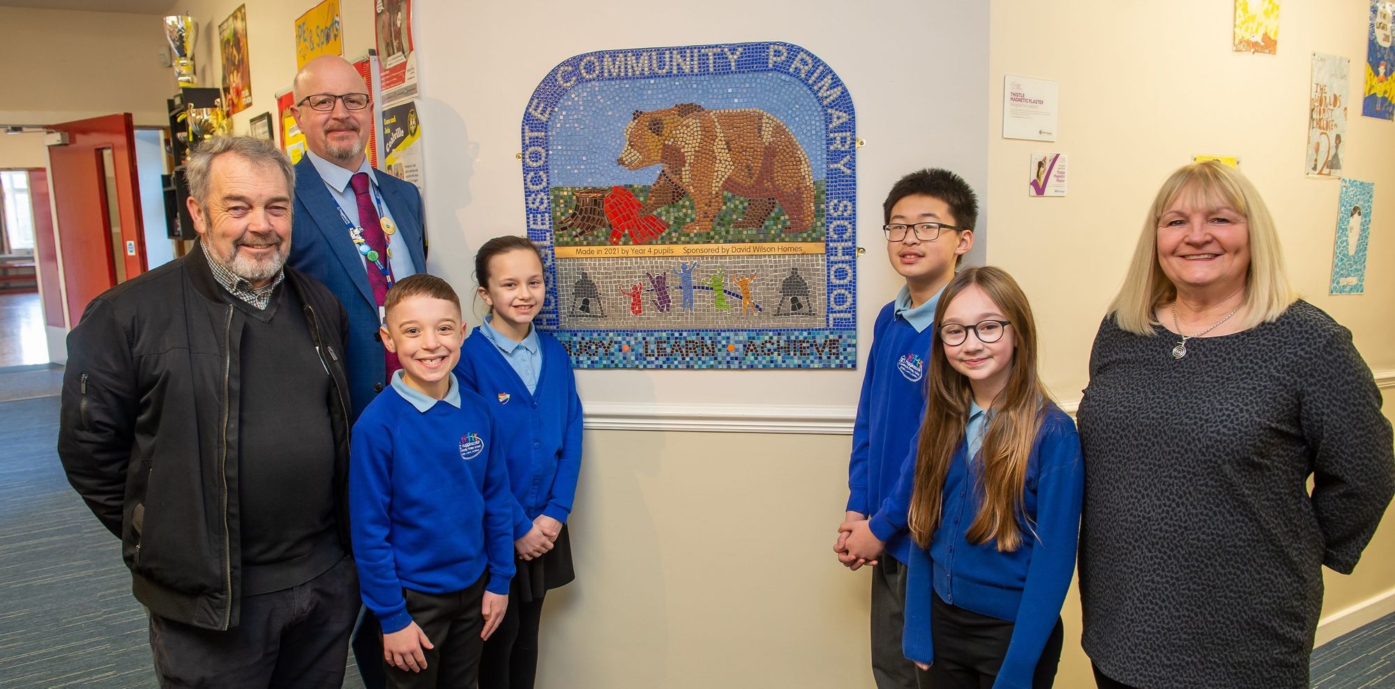 Hugglescote Primary School unveils bear mosaic to honour local legend