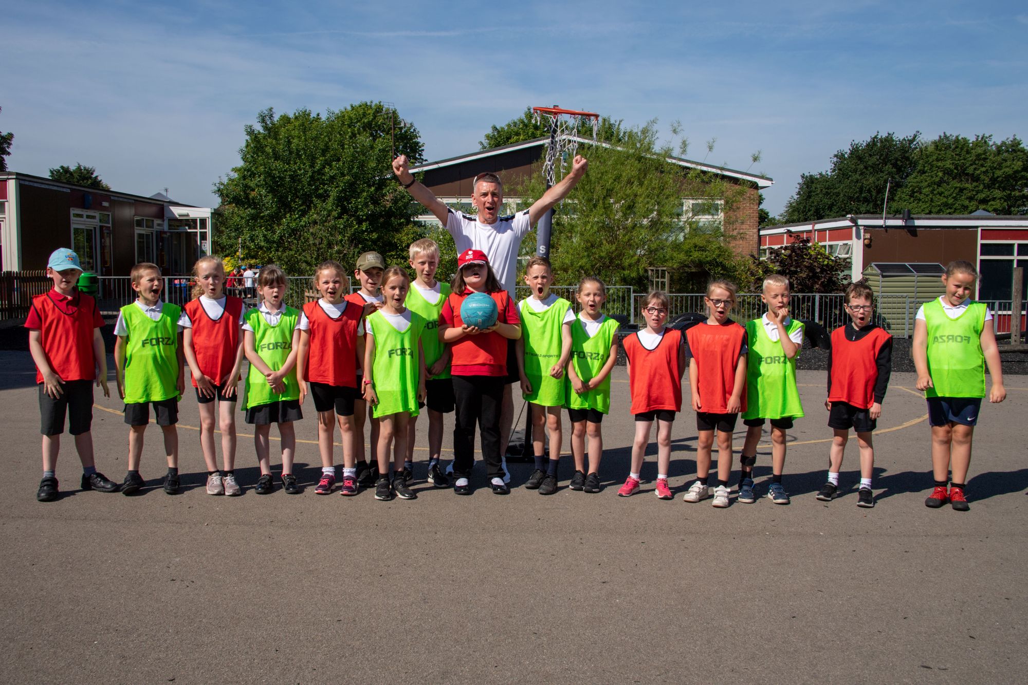 Farndon school children learn Dutch game of Korfball