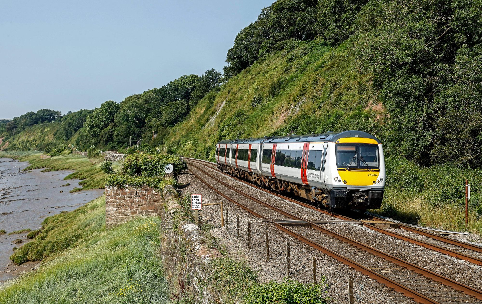 Transport for Wales issues warning to passengers as temperatures soar