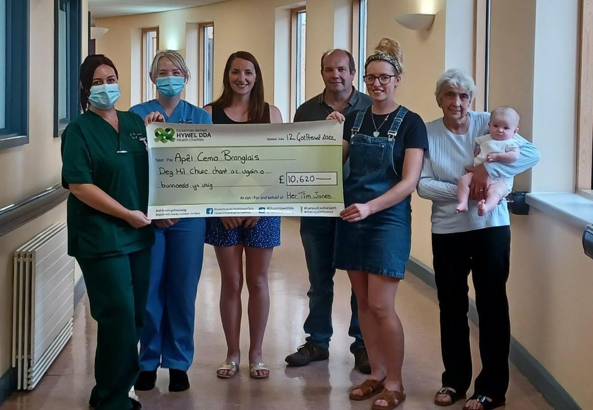 Teaching assistant raises £10,600 for the Bronglais Chemo Appeal