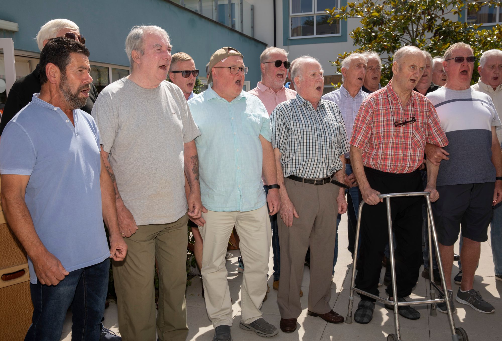 Cor yn rhoi syrpreis penblwydd swynol ac emosiynol i gyn-denor mewn cartref preswyl