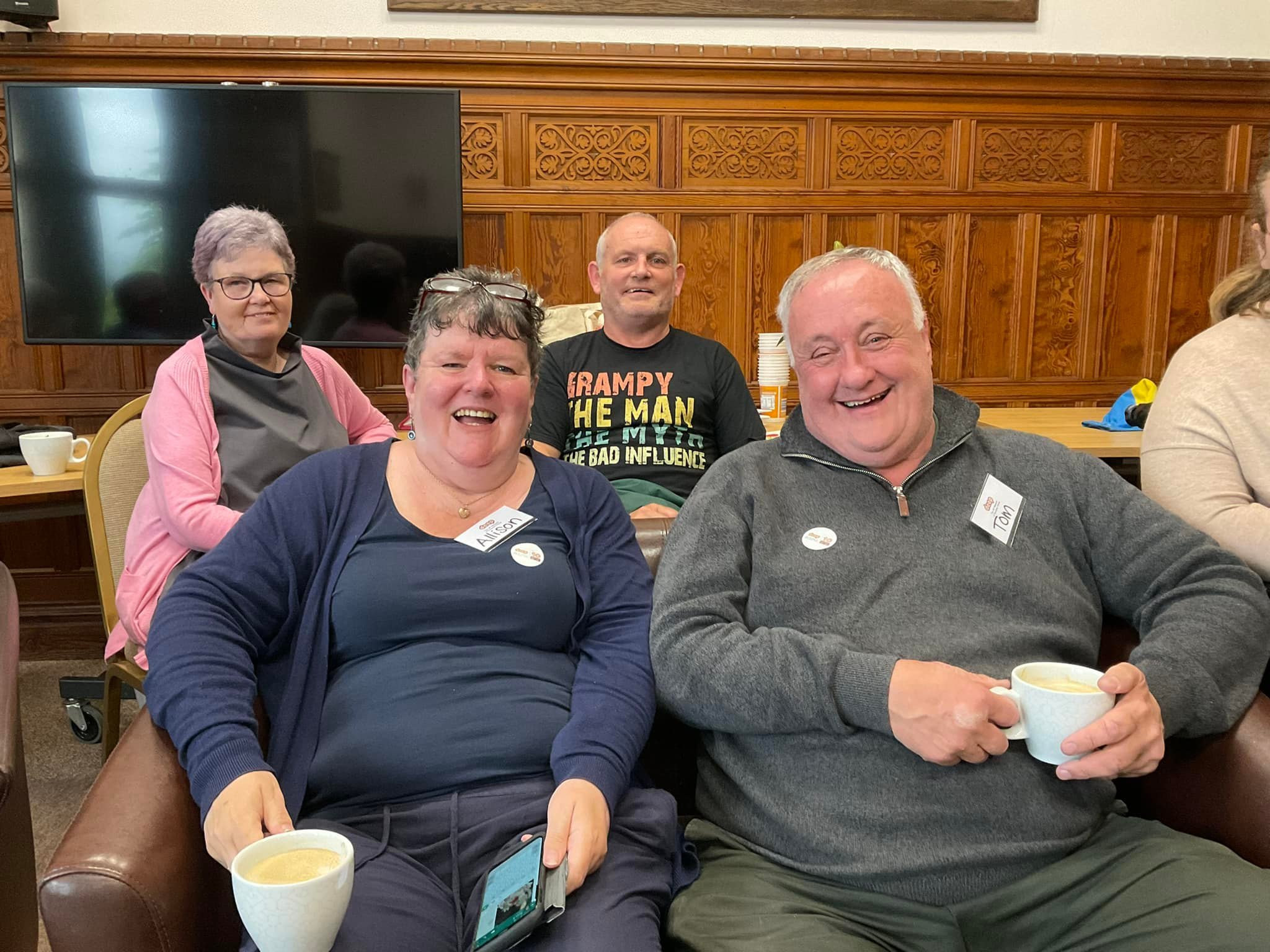 Dathliad arbennig ym Maentwrog i rwydwaith sy'n helpu gyda dementia