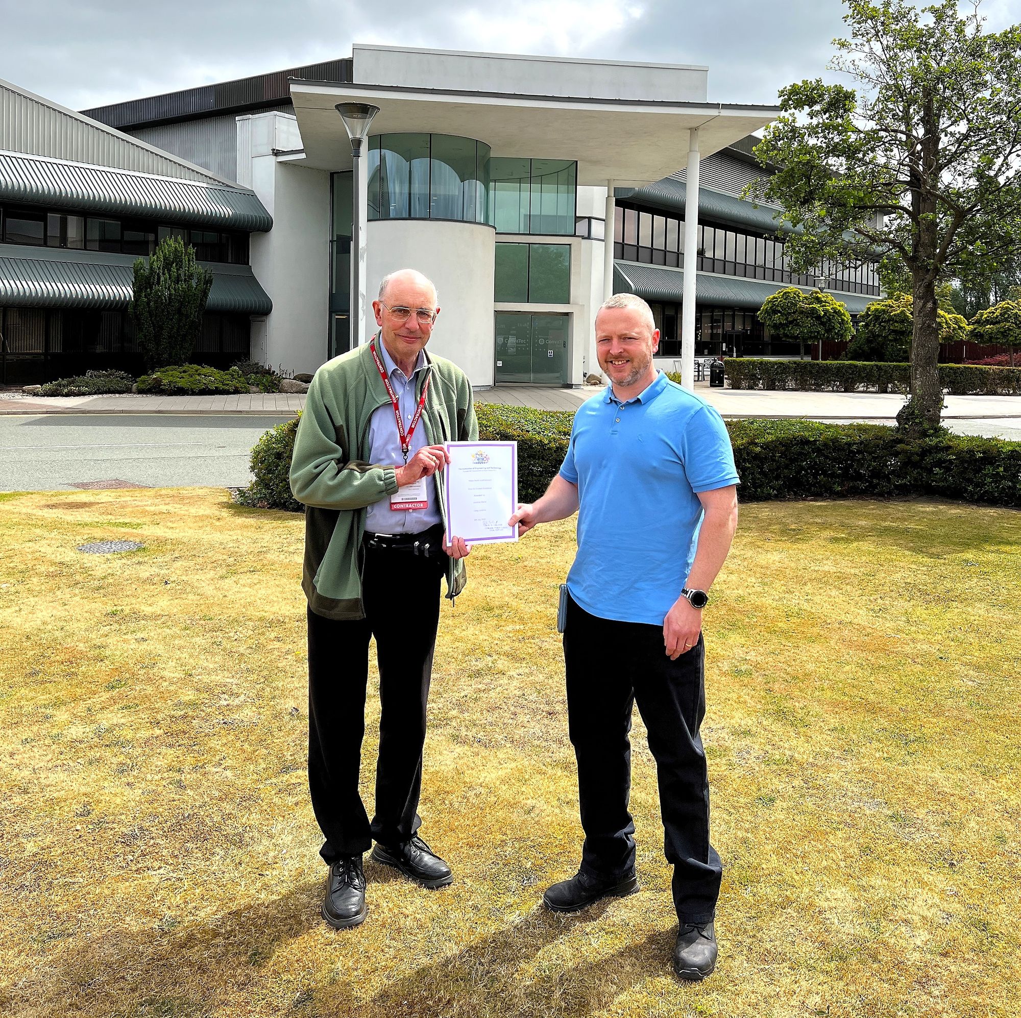 Myfyriwr peirianneg yn derbyn gwobr lawn bri yn sgil ei gynnydd esgynnol