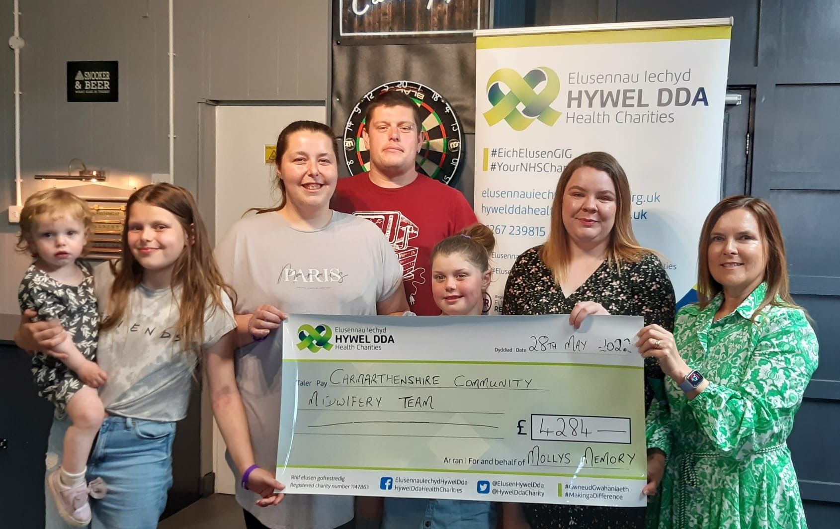 Teulu o'r Tymbl yn codi £4,000 at elusen iechyd mewn cof am eu merch