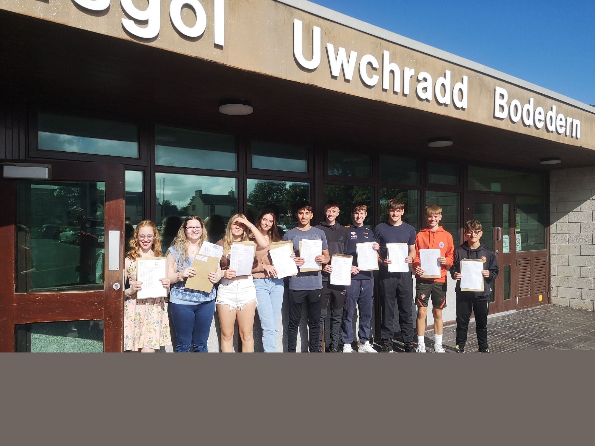 Awdurdodau addysg Gogledd Cymru'n llongyfarch dysgwyr ar eu canlyniadau TGAU