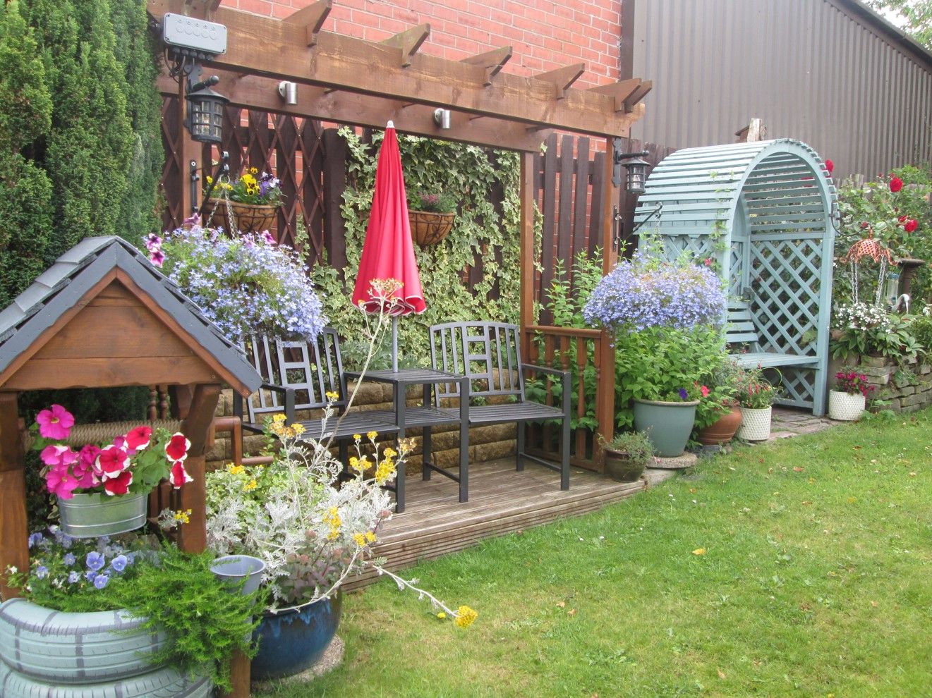 Littleborough neighbours celebrate ‘Alleyways in Bloom’ victory once again