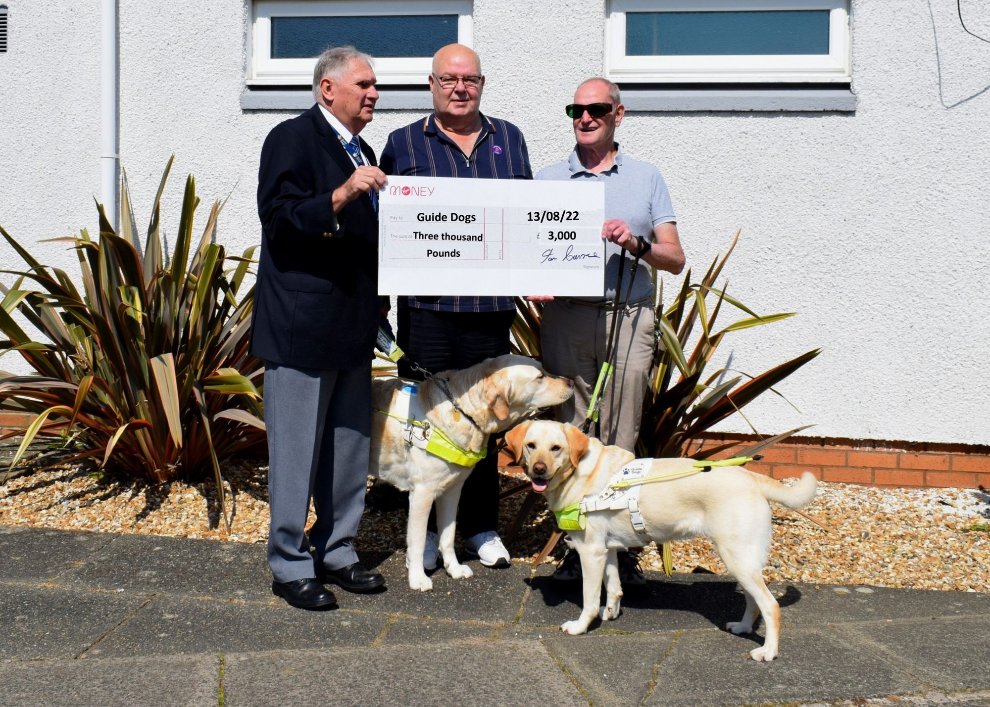 Crosshouse Bowling Club donate £3000 to guide dog group