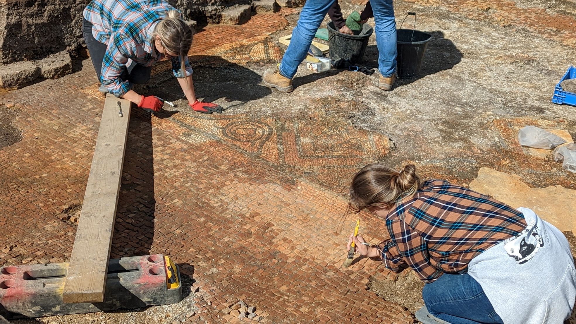 Mosaic floor of second century Roman villa uncovered in Folkestone
