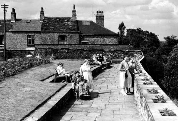 Macclesfield Nostalgia: Forgotten photos from 50s show crowds soaking up Sparrow Park scenes