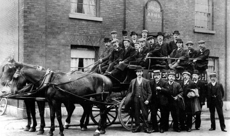 Macclesfield Nostalgia: Pub jaunt for group journeying by horse and carriage
