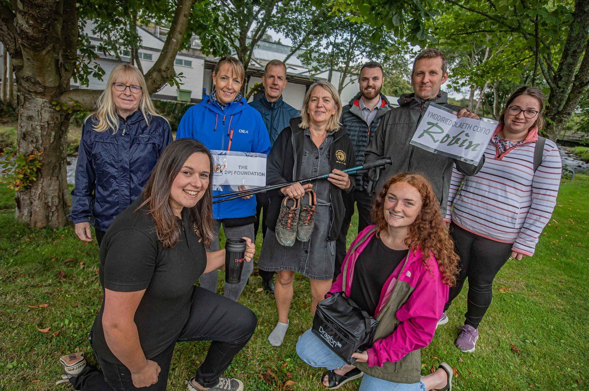 Staff hufenfa o Chwilog yn mynd ar daith elusen i gopa'r Wyddfa
