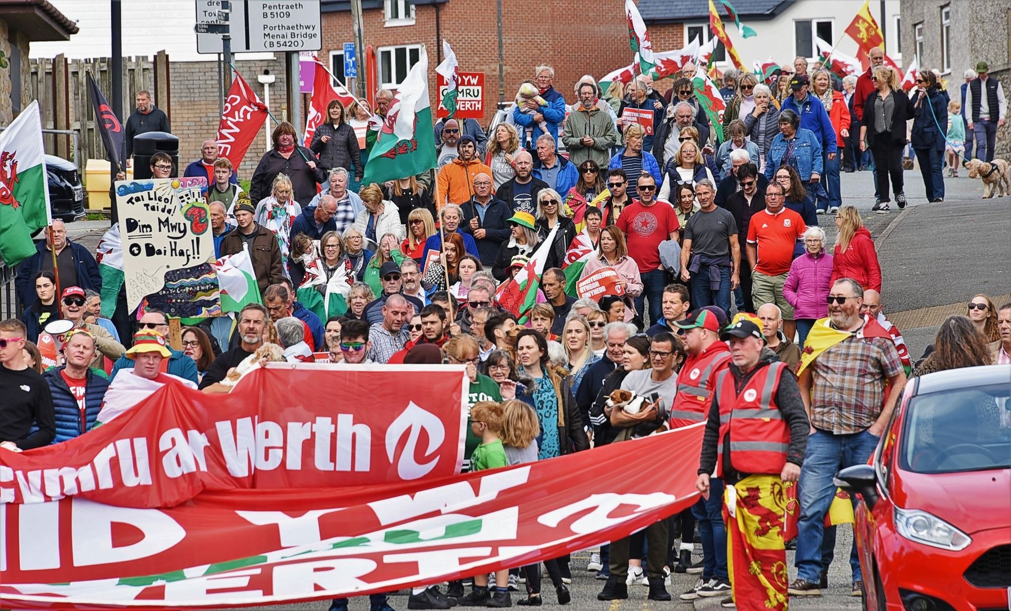 Angen Deddf Eiddo i roi chwarae teg i gymunedau Cymreig