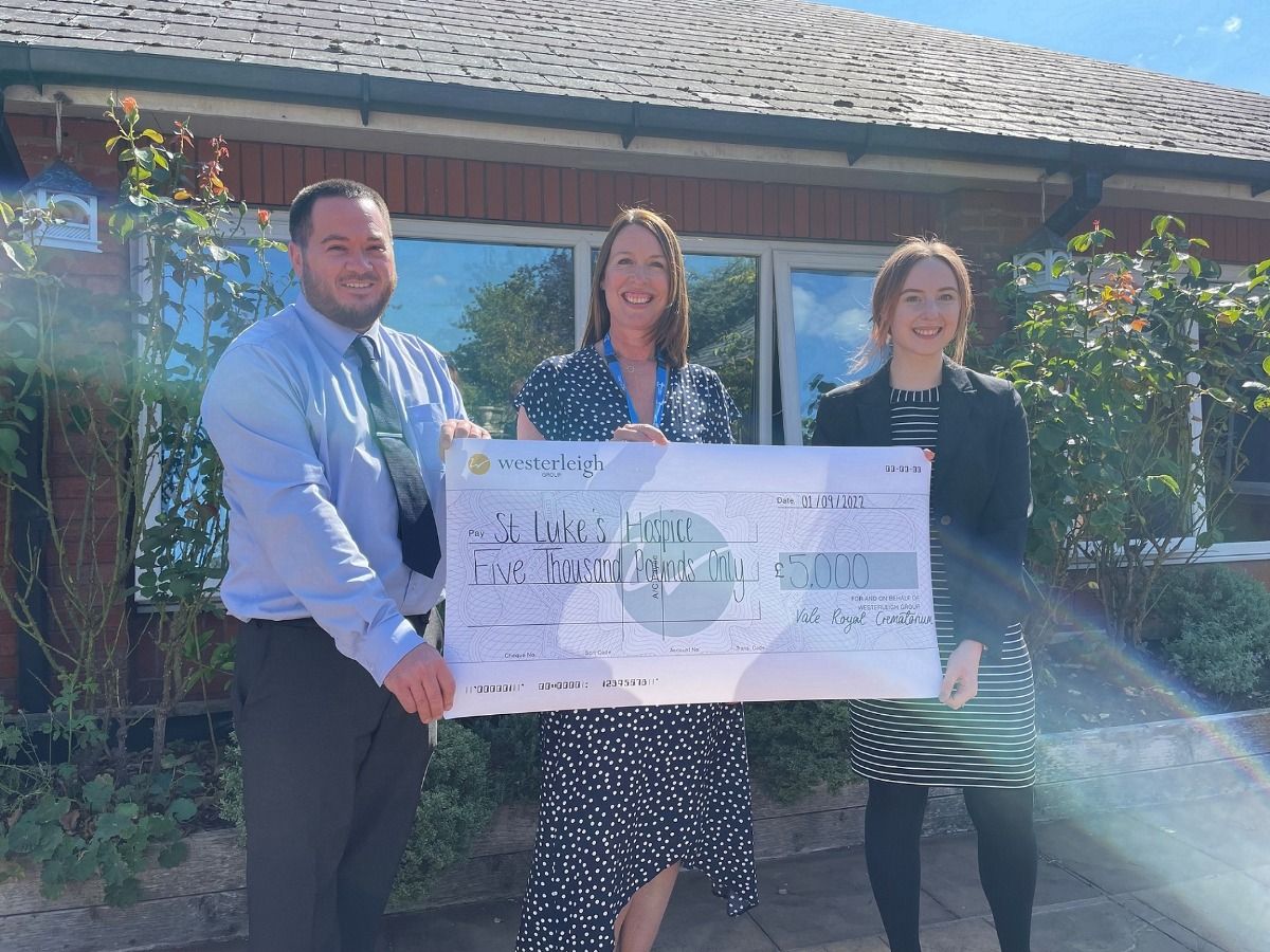 Winsford Hospice given £5,000 from crematorium