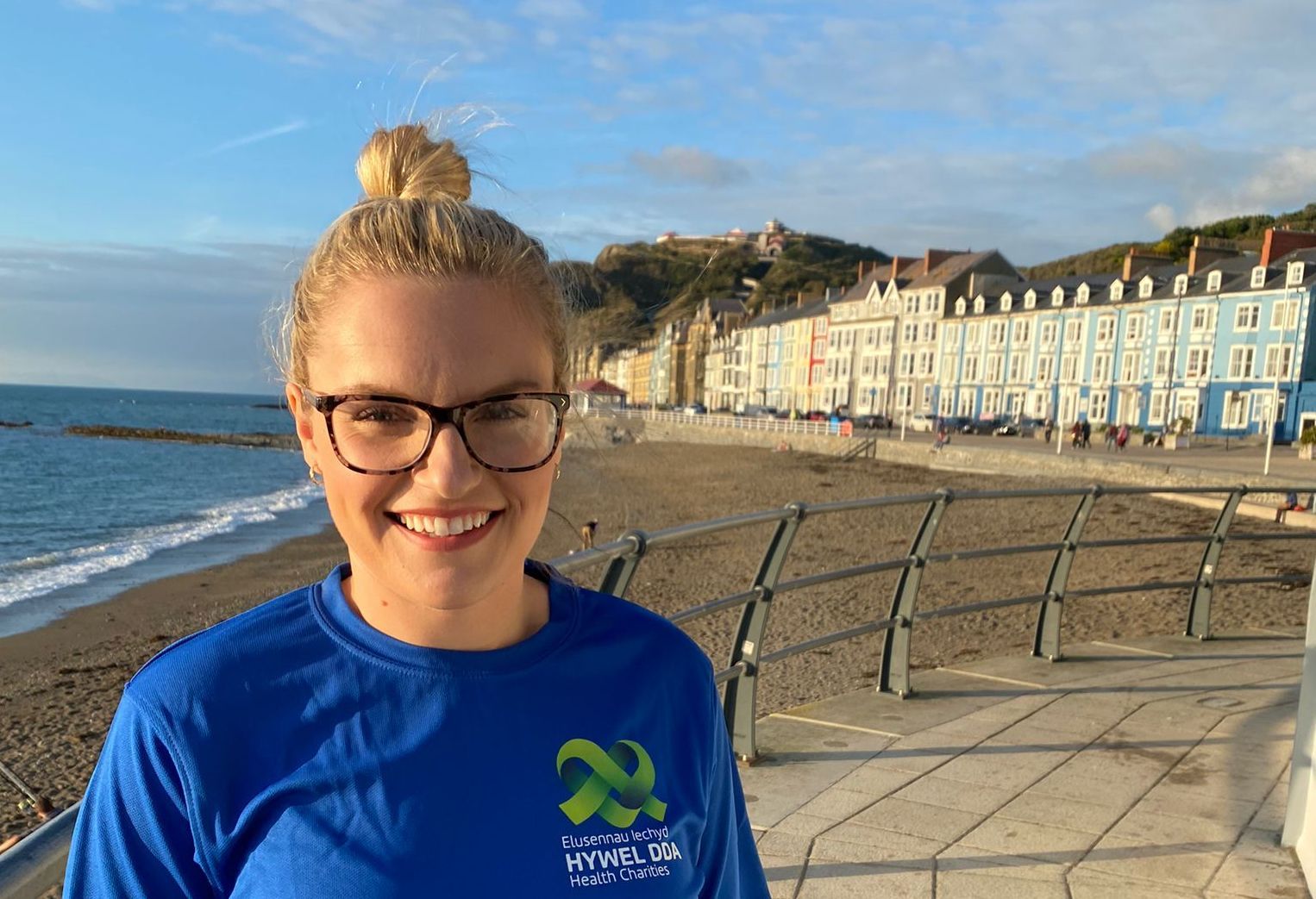 Swyddog tai o Aberystwyth yn rhedeg hanner marathon i gefnogi ei llys-fam