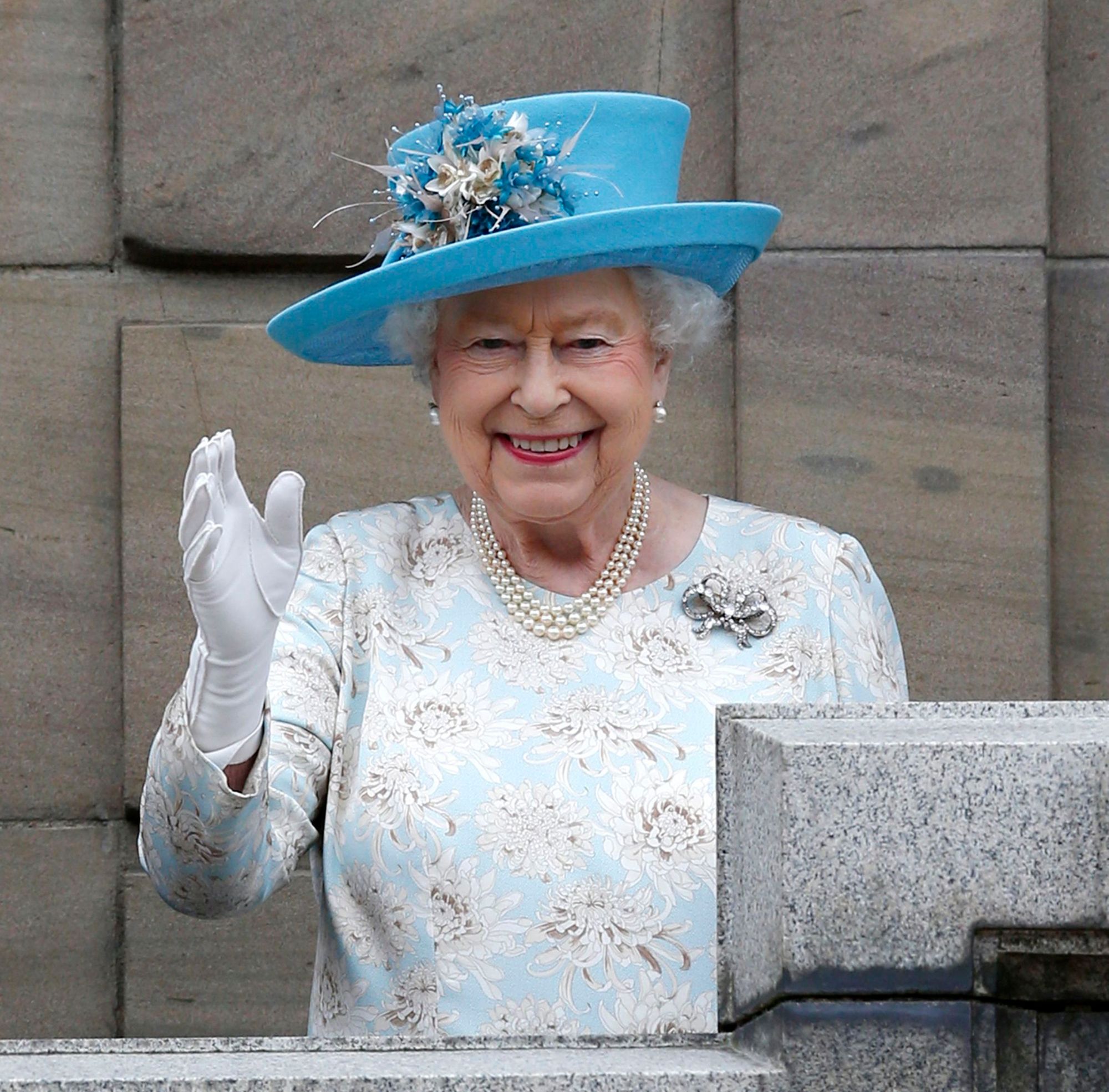 "You lead us through the good and the bad": Dundee pays tribute to the Queen
