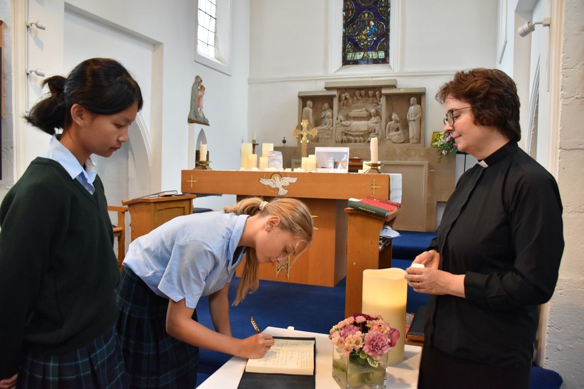 Berkshire school pays tribute to the Queen