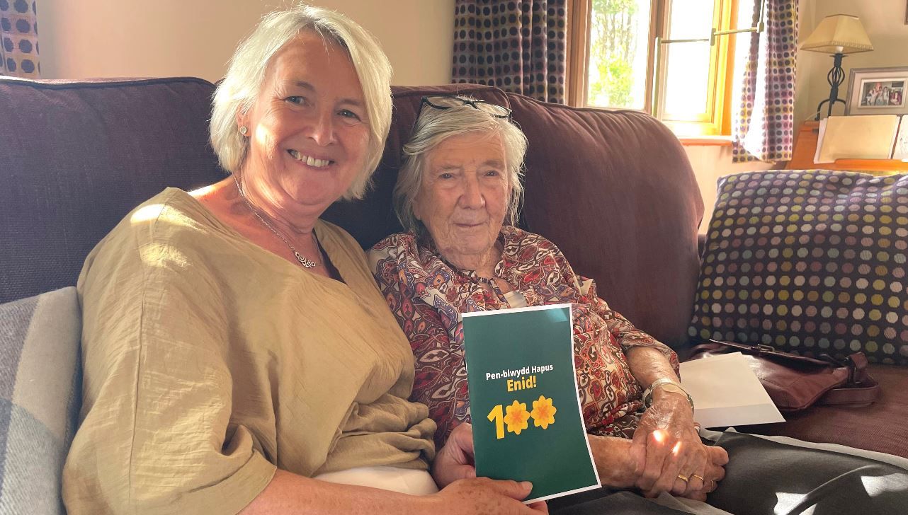 Siân Gwenllian visits her former teacher to celebrate her 100th birthday