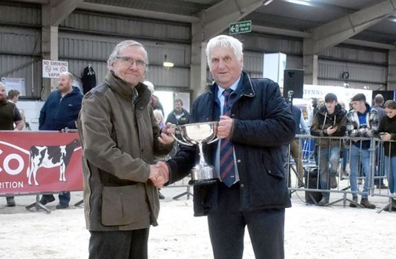 Carmarthenshire dairy farmer recognised for outstanding services to the dairy industry by FUW