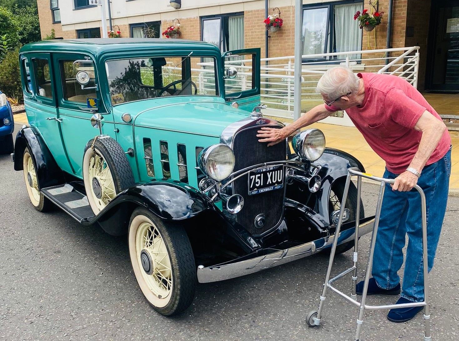 Vintage car trip makes care home residents feel like “Bonnie and Clyde”