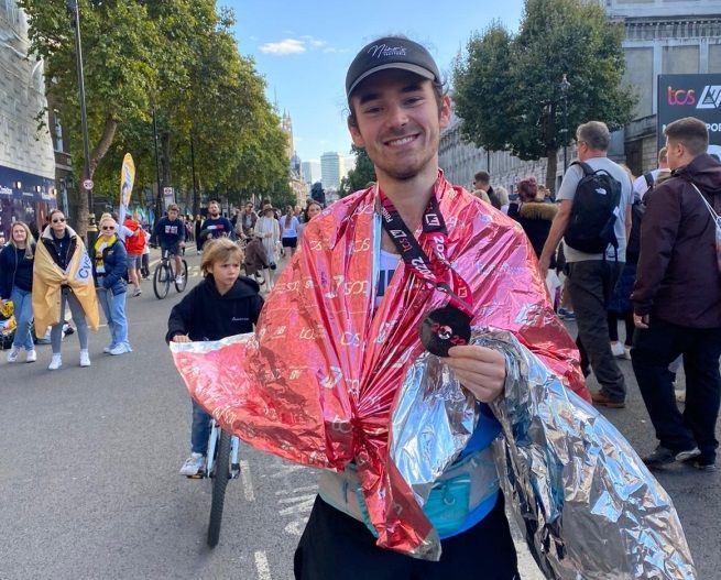 Reading marathon runner raises £20k for Berkshire hospice that cared for his father