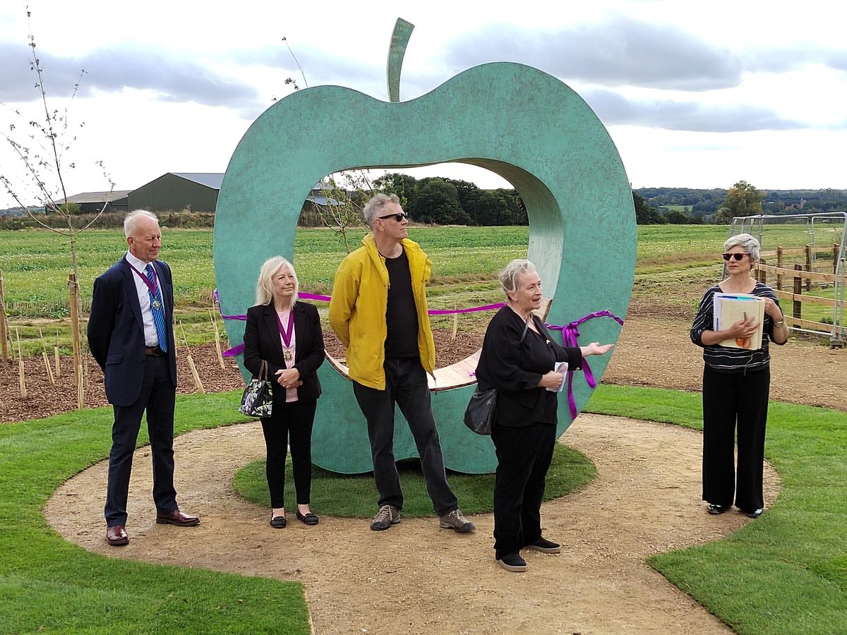 New apple seat unveiled at Boreham's Orchard Way