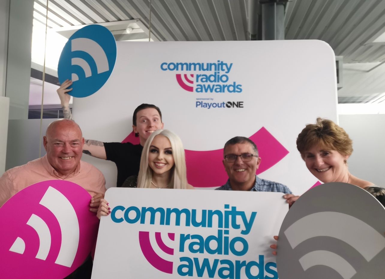 Gorsaf radio ysbyty ym Mangor yn rownd derfynol am y drydedd flwyddyn yn olynol