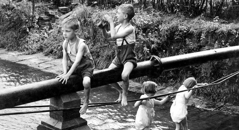 Macclesfield Nostalgia: Forgotten photo captures childhood play of decades past
