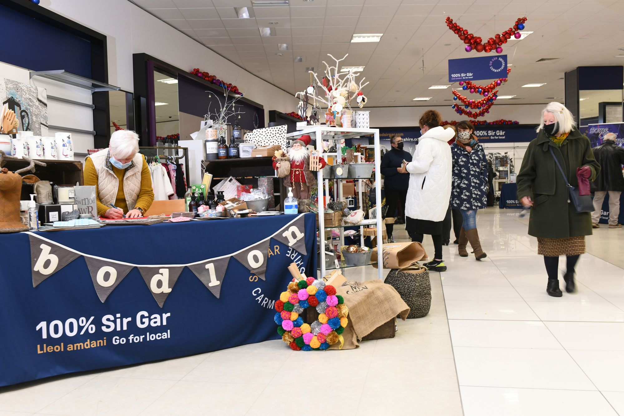 Pop-up shops return to Carmarthenshire towns for Christmas