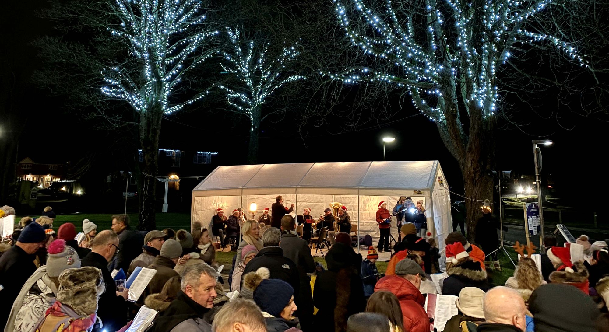 Tatsfield Village: Christmas lights and Singalong